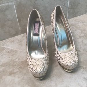 Gold platform in front 6 inch high heeled